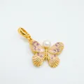 Detailweergave van een geëmailleerde vergulde vlinderhanger met een witte zoetwaterparel - Paarse Vlinder Hanger
