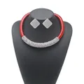 Elegantes Brautschmuckset in Rot und Kristall mit Halskette und quadratischen Ohrringen - Roter Geflochtener Strass-Stil (N13919)