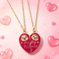 Detailopname van magnetische hartvormige BFF-ketting met Pinky Promise-tekst en beren - Pinky Promise Beer Hart (#3) / 2-delige set / Goud