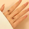 Set di anelli mini tartaruga dorati con dettagli in smalto rosso su una mano femminile - Stile a Due Anelli Rosso (N-932) / Oro