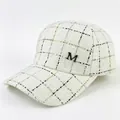 Détail d'une élégante casquette de baseball en tweed avec logo M métallique et carreaux. - Blanc / Adulte, Circonférence du chapeau 58cm réglable
