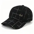 Vue détaillée d'une casquette de baseball en tweed noir avec logo M doré et quadrillage - Noir / Adulte, Circonférence du chapeau 58cm réglable