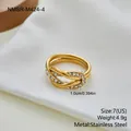 Elegante goudvergulde roestvrijstalen knoopring voor dames met heldere kristalaccenten - Maat 7 / Geometrische Twist Stijl met Rhinestones (NMSR-M424-4)