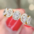 Elegante anillo minimalista chapado en oro con cinco circonitas ovales en halo - Talla 5 / Dorado