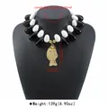 Collana boho con perline bianche e nere e ciondolo a pesce dorato, catena regolabile - Stile Pesce Goccia d'Acqua Bianco e Nero (N13508)