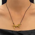 Minimalistische vergoldete Halskette mit laufender Katze an schwarzer Kordel am Modell. - 08 Antikgold 0293