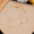 Vista dettagliata di un bracciale anello in acciaio inossidabile dorato con strass brillanti - Stile Catena Strass Pavé (E2562)