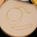 Dettaglio di una catena per mano a due strati in acciaio dorato con fiore - Stile Fiore Strass Bianco (E2557)