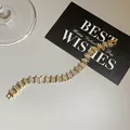 Primer plano de una lujosa pulsera de circonitas bañada en oro de 18 quilates - Pulsera Individual / Dorado