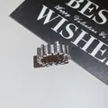 Detalle de cerca de un anillo de circonita plateado sobre tarjeta de Best Wishes - Anillo Individual / Plateado