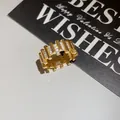 Primer plano de un anillo de lujo chapado en oro de 18k con pavé de micro circonitas - Anillo Individual / Dorado