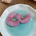 Primer plano de pendientes tejidos rosas en forma de abanico con detalles dorados - Estilo de Poste de Plata / Dorado-Rosa