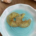 Pendientes de aro de hilo dorado hechos a mano presentados en un plato azul - Estilo de Poste de Plata / Dorado