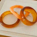 Gros plan de trois bracelets géométriques en résine avec une texture ambre écaille de tortue - Ensemble trois pièces / Ambre & Orange (Lot de 3)