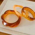 Vue détaillée de bracelets géométriques irréguliers en résine tons ambre et pêche chic - Ensemble trois pièces / Ambre Foncé & Beige (Lot de 3)