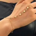 Bracelet bague élégant en forme de cœur doré pour femme avec texture rayons de soleil - Bracelet à bague reliée cœur mat (11891) / Or