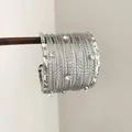 Gros plan d'un bracelet manchette argenté multi-rangs orné de cristaux brillants - Style 7 / Argent