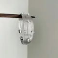 Détail d'un bracelet manchette argenté multicouche orné de strass brillants et étincelants - Style 12 / Argent