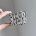 Vue détaillée d'un bracelet manchette large argenté au design en fil de métal tressé - Style 38 / Argent
