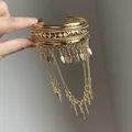 Vue détaillée d'un bracelet manchette doré avec des chaînes à pampilles en feuille - Style 39 / Or