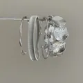 Vue détaillée de quatre différents joncs et bracelets en métal argenté texturé en lot - Style 45 / Argent