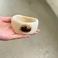 Brazalete vintage de acrílico crema con patrón jaspeado y piedra ovalada roja en la mano - 4# Pulseras - Dorado, beige y rojo