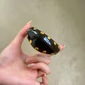 Primer plano de un brazalete vintage de acrílico marrón con tachuelas doradas pulidas - Brazaletes abiertos 6# - dorado y café