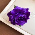 Detailaufnahme einer lila Stoffrose-Haarklammer mit realistischen Blütenblättern. - Einzelne Rose Entenschnabelclip / Lila