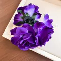Nahaufnahme einer lila künstlichen Rosen-Haarklammer für elegantes Haarstyling und Accessoires - Lila Rose Haarkralle / Schwarze Basis Lila Blume