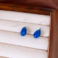 Dettaglio ravvicinato di orecchini a goccia in smalto blu con motivo a pois alla moda - Gancio per Orecchio-Argento (HE35030) / Blu