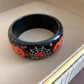 Bracciale di Halloween alla moda in resina con stampe di zucca e ragnatela nera lucida - Bracciale Rigido Largo in Resina / Nero (Zucca)