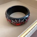 Bracciale rigido di Halloween in resina nera con ragnatela bianca e ragno rosso - Bracciale Rigido Largo in Resina / Nero (Ragnatela)