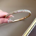 Bracciale rigido dorato con strass iridescenti da donna, stile elegante - Strass Bianco AB / Oro