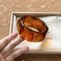 Vista detallada de un brazalete de acrílico vintage carey con grabados de sol dorados - Estilo 6 Dorado Mármol