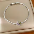 Close-up van een elegante klaverarmband met kleurrijke stenen en witte zirkonia - Zilver-Veelkleurig