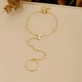 Elegante pulsera de mano en acero inoxidable dorado con detalles de cruz de cristal - Pulsera de Mano Cruz (B2230) / Dorado