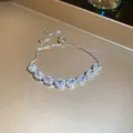 Vista detallada de la pulsera ajustable en tono plateado con racimos de circonitas - Estilo 29# Blanco Ovalado