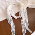 Gedetailleerd beeld van een witte kanten polkadot gaas sjaalketting met een parel - Stippen / Wit