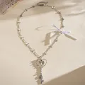 Vista detallada del collar llave corazón plata con cinta blanca y detalles florales - Estilo Llave de Corazón / Plateado