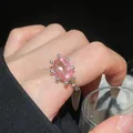 Nahaufnahme eines eleganten offenen Rings mit rosa Edelstein und Silberperlenfassung - Silber-Rosa