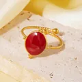 Detailansicht eines vergoldeten Edelstahlrings mit ovalem rotem Schmuckstein - Gold Rot Strass Stil