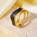 Detailansicht eines künstlerisch gewellten Goldrings aus Edelstahl mit schwarzer Verzierung - Goldschwarzer Linienstil