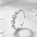 Detailaufnahme eines eleganten Gänseblümchen-Rings aus Edelstahl mit Kristall-Inlay - Blume Weißer Zirkon / Silber