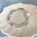 Primer plano detallado de una pulsera de resina con rayas blancas y toques dorados - Blanco-Rosa