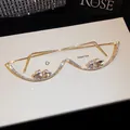 Vista detallada de los adornos de cristal en forma de corazón en las gafas doradas - Dorado