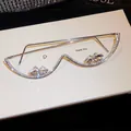 Primer plano de gafas de cristal en forma de corazón con montura plateada brillante - Plateado