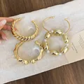 Elegante set di tre bracciali dorati con polsino attorcigliato e design di perline - Four-Piece Set / Oro