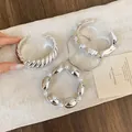 Vista dettagliata del set di bracciali in metallo argentato e perline eleganti - Four-Piece Set / Argento