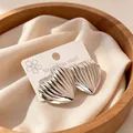 Eleganti orecchini a lobo a cuore in acciaio inossidabile argento con design a conchiglia - Bottoni a Cuore Scanalati / Colore acciaio
