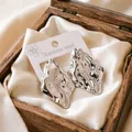 Orecchini a lobo irregolari in acciaio inossidabile argento in scatola di legno. - Triangolo Pieghettato / Colore acciaio
